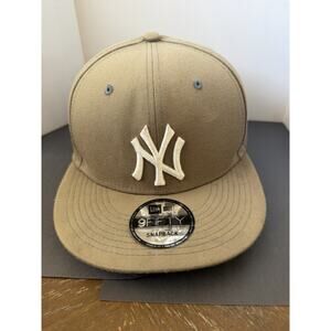 New Era New York Yankees 9FIFTY Snapback hat in a tan